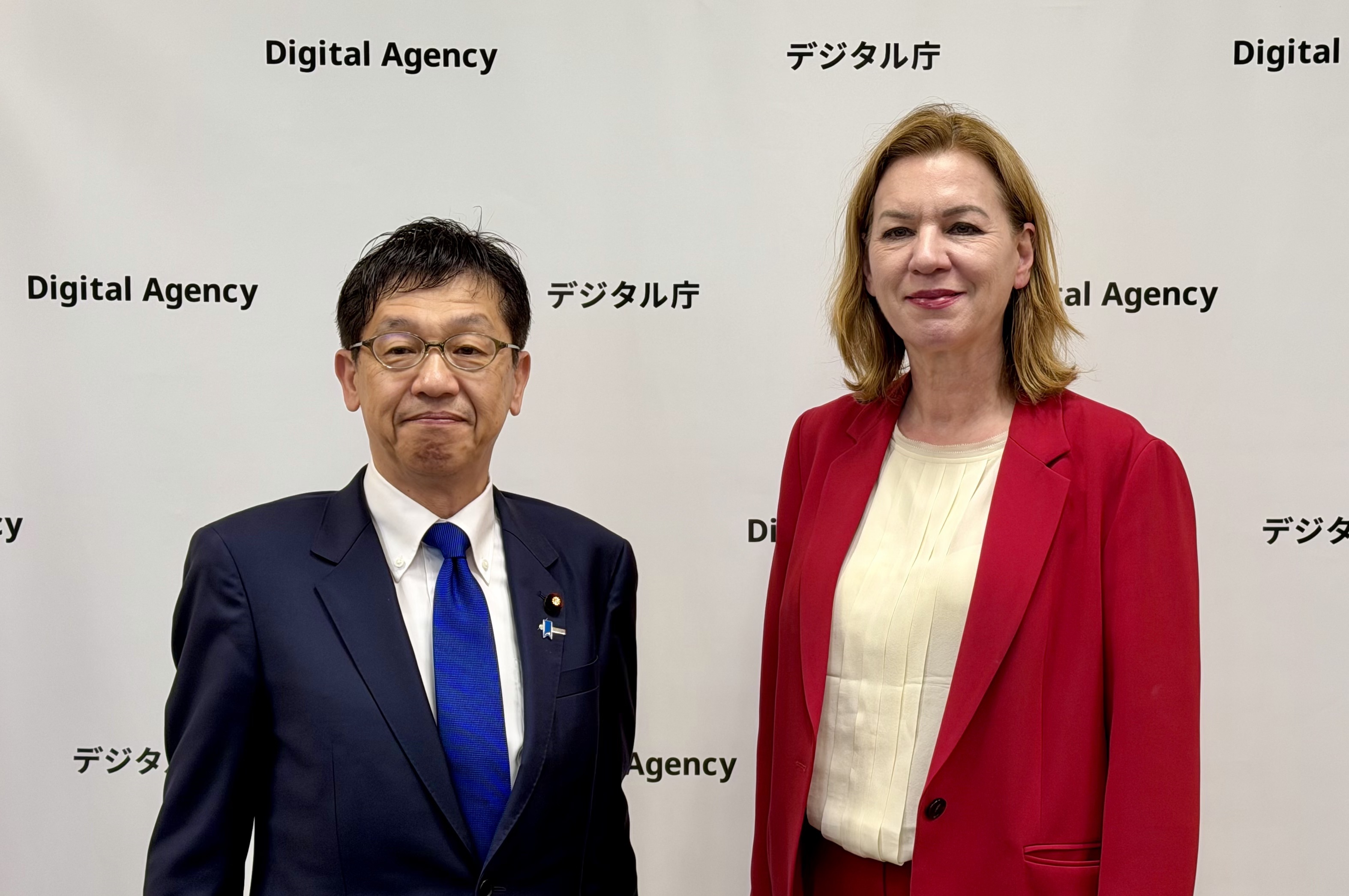 Photo of Minister for Digital Transformation Matsumoto and German Ambassador to Japan Petra Sigmund standing side by side smiling.